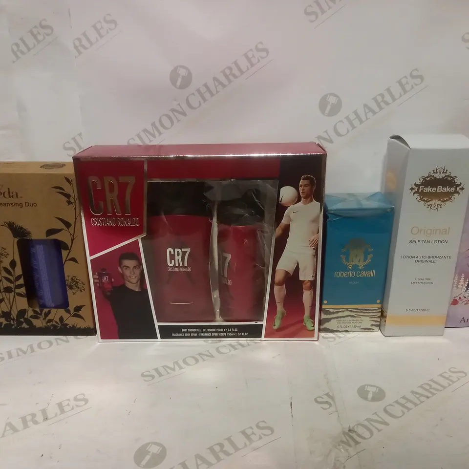 BOX OF APPROX 25 ASSORTED ITEMS TO INCLUDE - DISNEY FROZEN II ANNA EAU DE TOILETTE 100ML - URBAN VEDA RADIANCE FACIAL CLEANSING DUO - ROBERTO CAVALLI SHOWER GEL ECT 