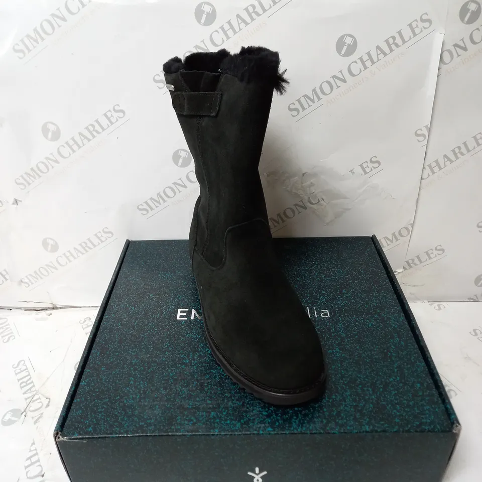 BOXED PAIR OF EMU AUSTRAILIA ELECTRA BLACK BOOTS - SIZE 6