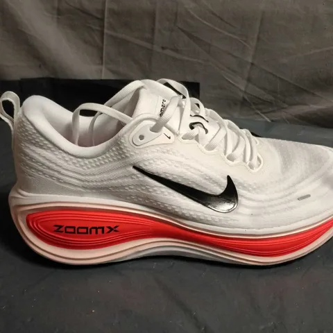UNBOXED PAIR OF NIKE RUNNING SHOES – UK SIZE 8.5