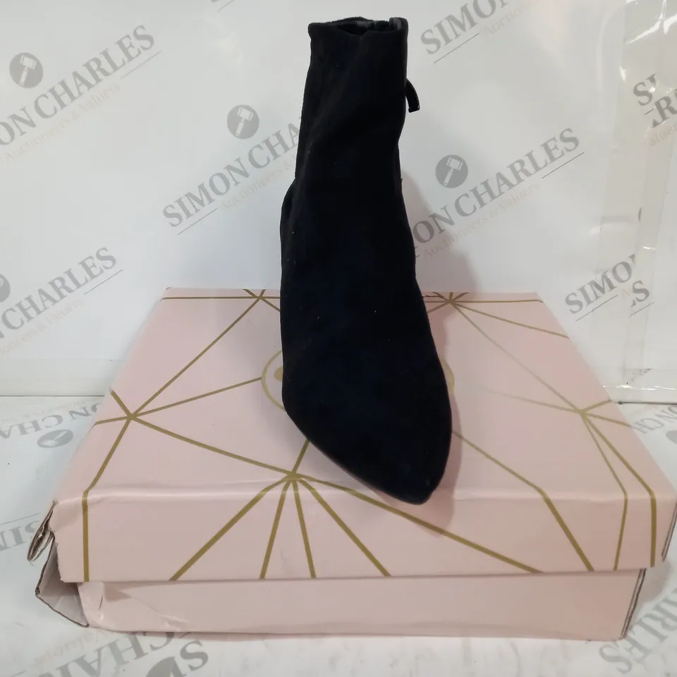 BOXED PAIR OF ESSEX GLAM POINTED TOE BLOCK HEEL FAUX SUEDE SHOES IN BLACK UK SIZE 8