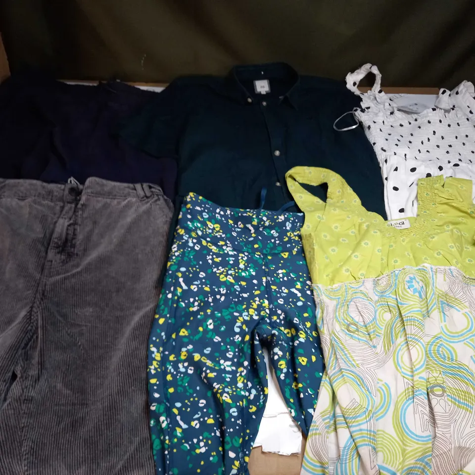 LARGE QUANTITY OF CLOTHING ITEMS TO INCLUDE DRESSES, SWEATERS, JEANS, T-SHIRTS, ETC
