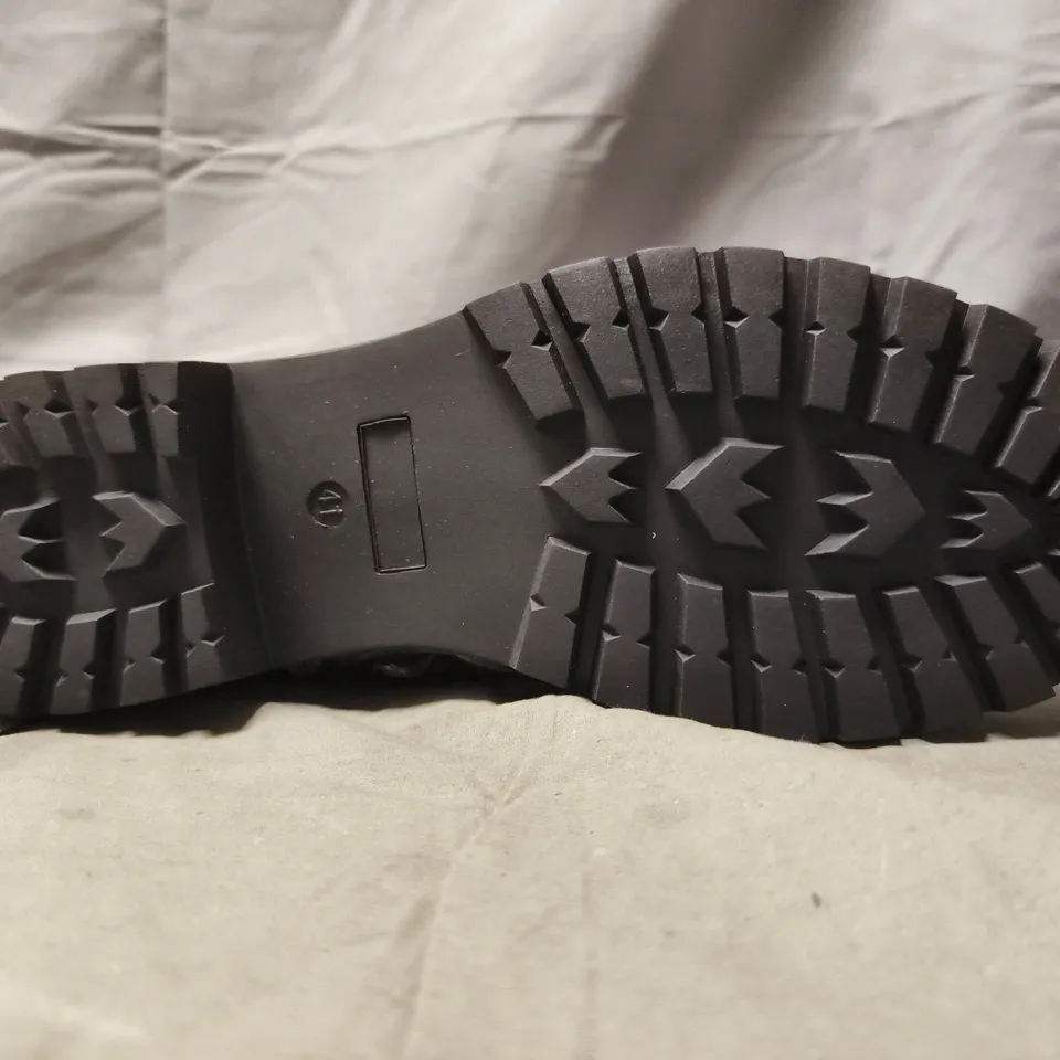 BOXED PAIR OF PAVERS ANKLE BOOTS IN BLACK W. FLORAL PATTERN SIZE 8