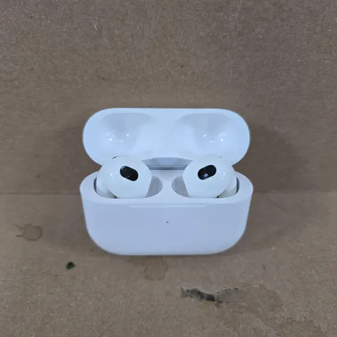 WIRELESS EARPHONES IN WHITE WITH CHARGING CASE 
