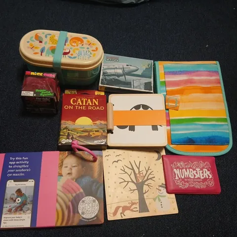 LARGE QUANTITY OF ASSORTED TOYS AND ACCESSORIES TO INCLUDE; NOVELTY GLASSES, CATAN ON THE ROAD, NUMBSTERS, NEE DOH NICE CUBE AND CLASSIFIED CARGO HIT THE SILK