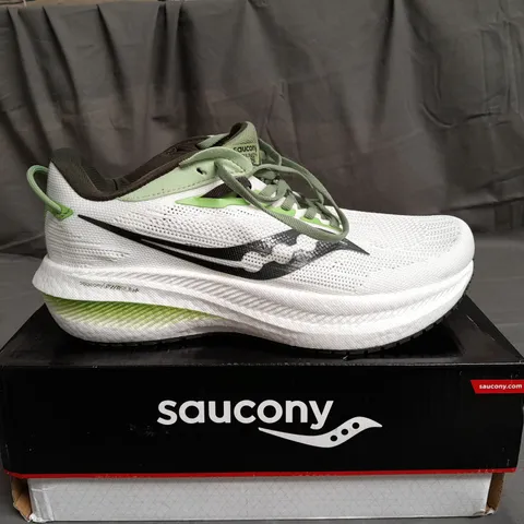 BOXED PAIR OF SAUCONY TRIUMPH 21 TRAINERS SIZE UK 8.5