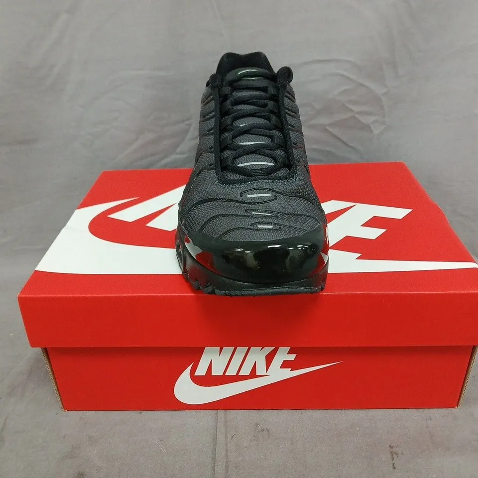 BOXED PAIR OF NIKE AIR MAX PLUS SHOES IN BLACK/MINT SIZE UK 6