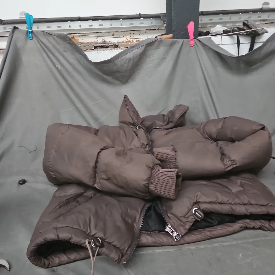 BOX OF APPROXIMATELY 25 ASSORTED CLOTHING ITEMS INCLUDING CASTORE SOCKS , SOFT TOUCH GREY HOODY AND PUFFER JACKET 