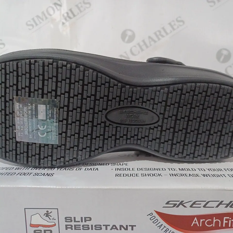 BOXED PAIR OF SKECHERS SLIP RESISTANT CLOGS IN BLACK - SIZE 4.5