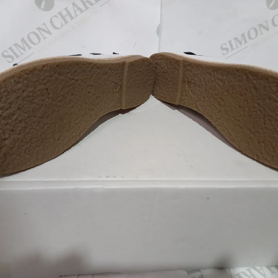 BOXED PAIR OF MODA WHITE LOAFER - SIZE 5