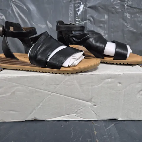 BOXED PAIR OF BLOWFISH MALIBU BALANA WEDGE SANDALS IN BLACK SIZE 6