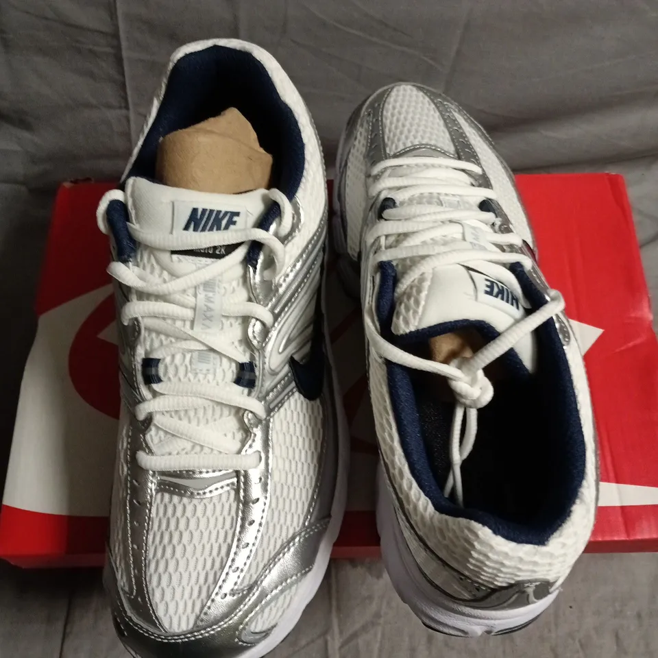 NIKE AIR MAX MOTO 2K TRAINERS – UK 7 (US 9.5) WHITE/SILVER