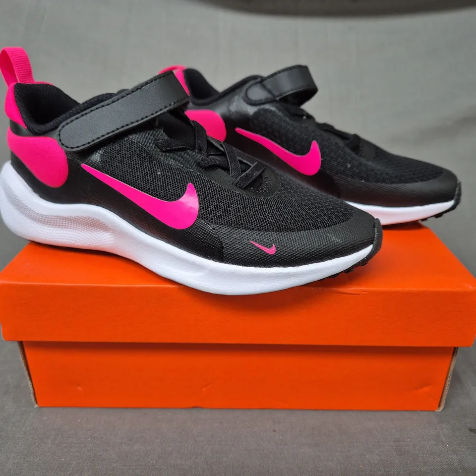 BOXED PAIR OF NIKE REVOLUTION 7 KID'S SHOES IN BLACK/PINK UK SIZE 13