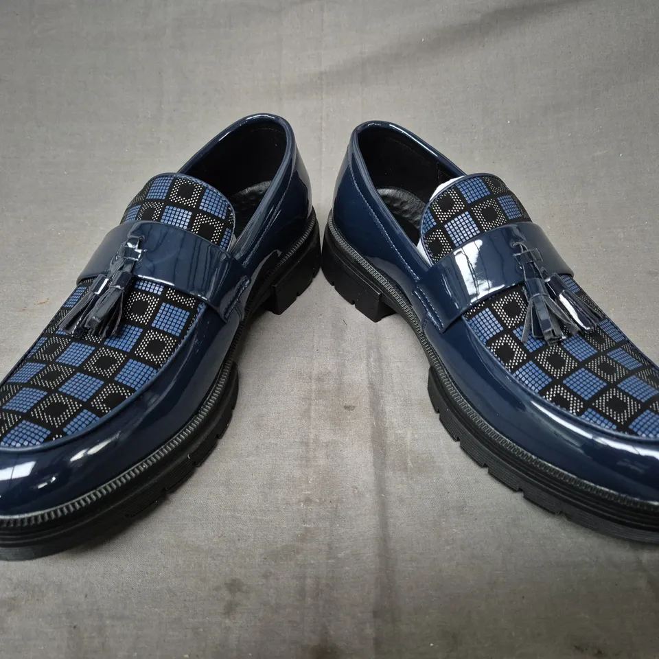 BOXED PAIR OF UNBRANDED LOAFERS IN NAVY SIZE EU 40