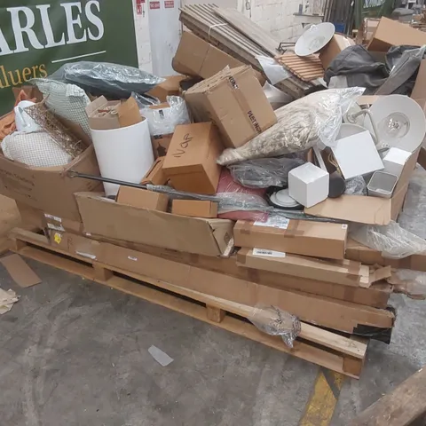 PALLET CONTAINING A VERY LARGE QUANTITY OF ASSORTED GARDEN/HOME FURNITURE AND DECORATION PARTS