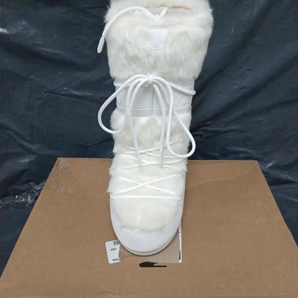 BOXED PAIR OF MOONBOOT WHITE FAUX FUR - US 3.5-6