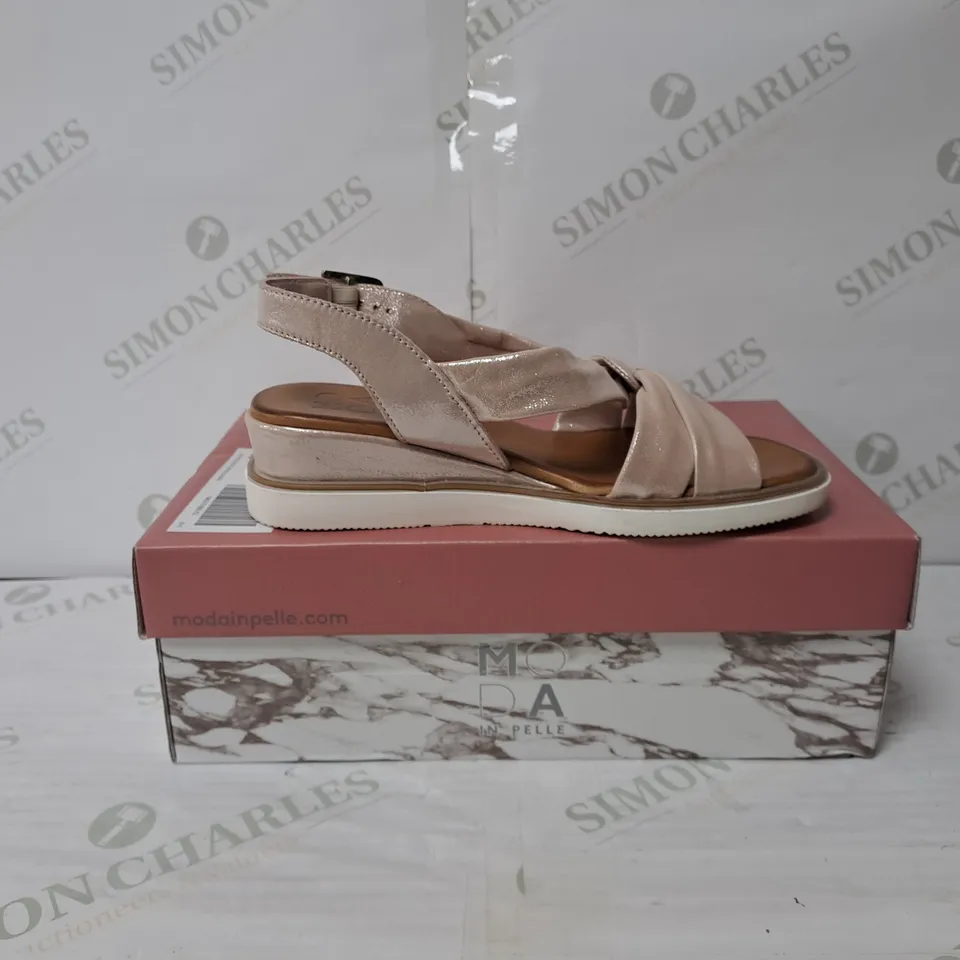 BOXED PAIR OF MODA IN PELLE OLANNA SANDALS IN ROSE GOLD METALLIC SIZE 3
