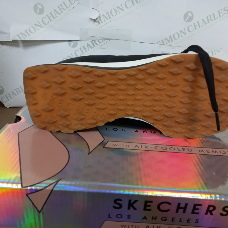 SKETCHERS STREET LOS ANGELES IN BLACK SIZE 6