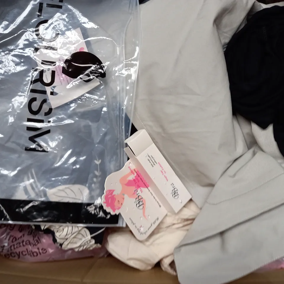BOX OF APPROXIMATELY 25 ASSORTED CLOTHING ITEMS TO INCLUDE - BRA , TROUSERS , JUMPER ETC
