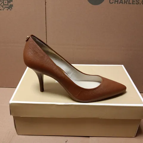 BOXED PAIR OF MICHAEL KORS POINTED HEELS IN BROWN - SIZE 8M
