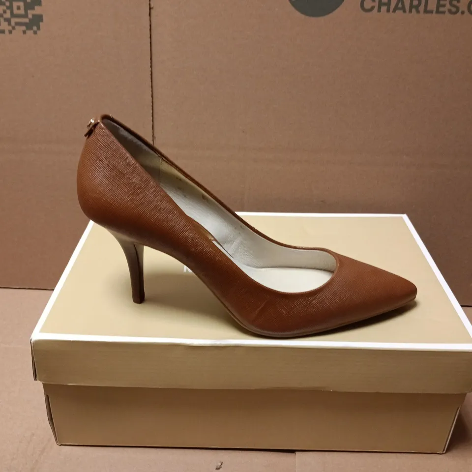 BOXED PAIR OF MICHAEL KORS POINTED HEELS IN BROWN - SIZE 8M