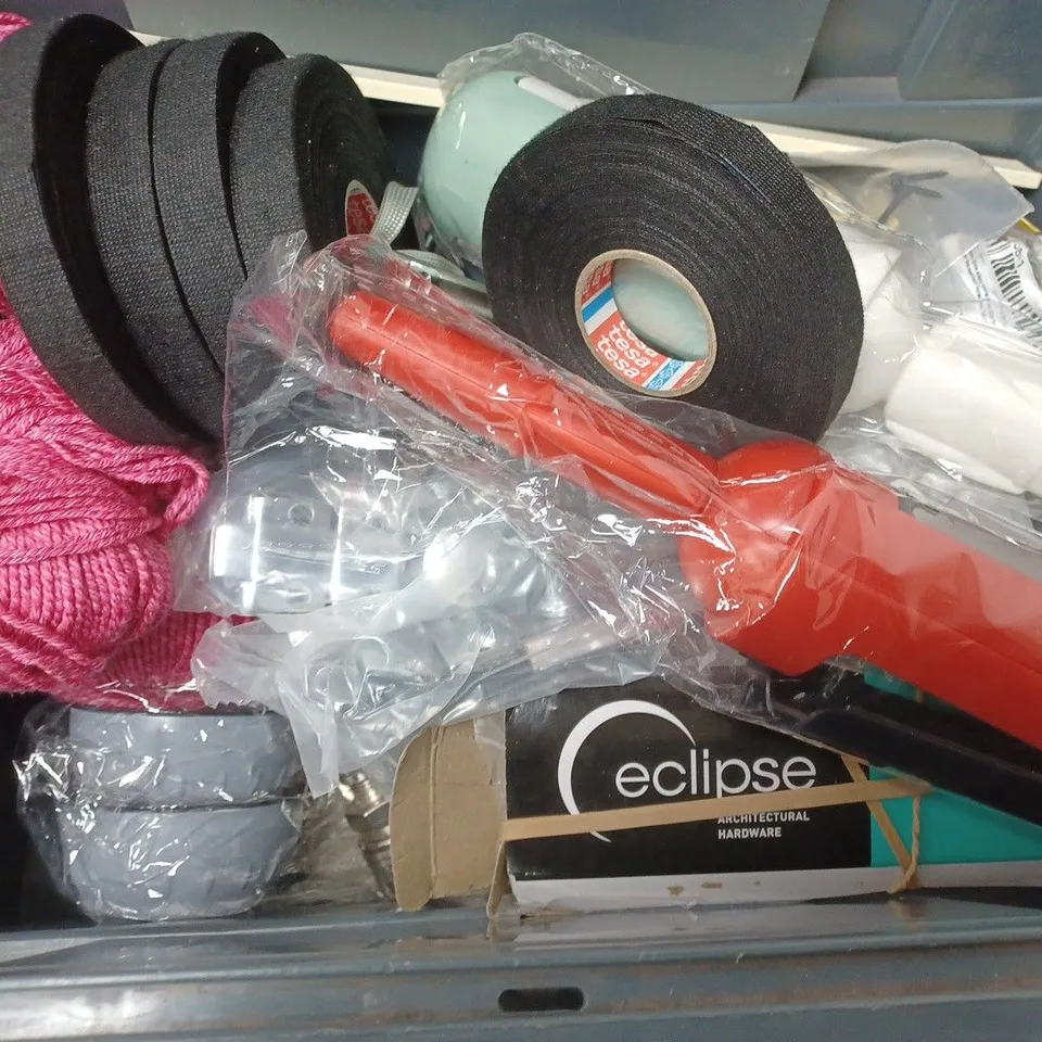 BOX OF APPROXIMATELY 12 ASSORTED ITEMS TO INCLUDE - KLOM QUICK GUN TURNING TOOL , TESCO 10 BALLPOINT PEN , ERA MORTICE DOOR LOCK ETC