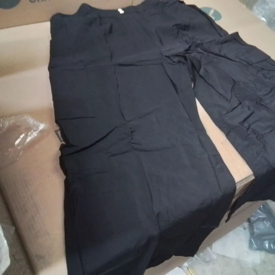 BOXED BRAND NEW APPROXIMATELY 11 JD WILLIAMS CARGO PALAZZO TROUSERS BLACK SIZE 22