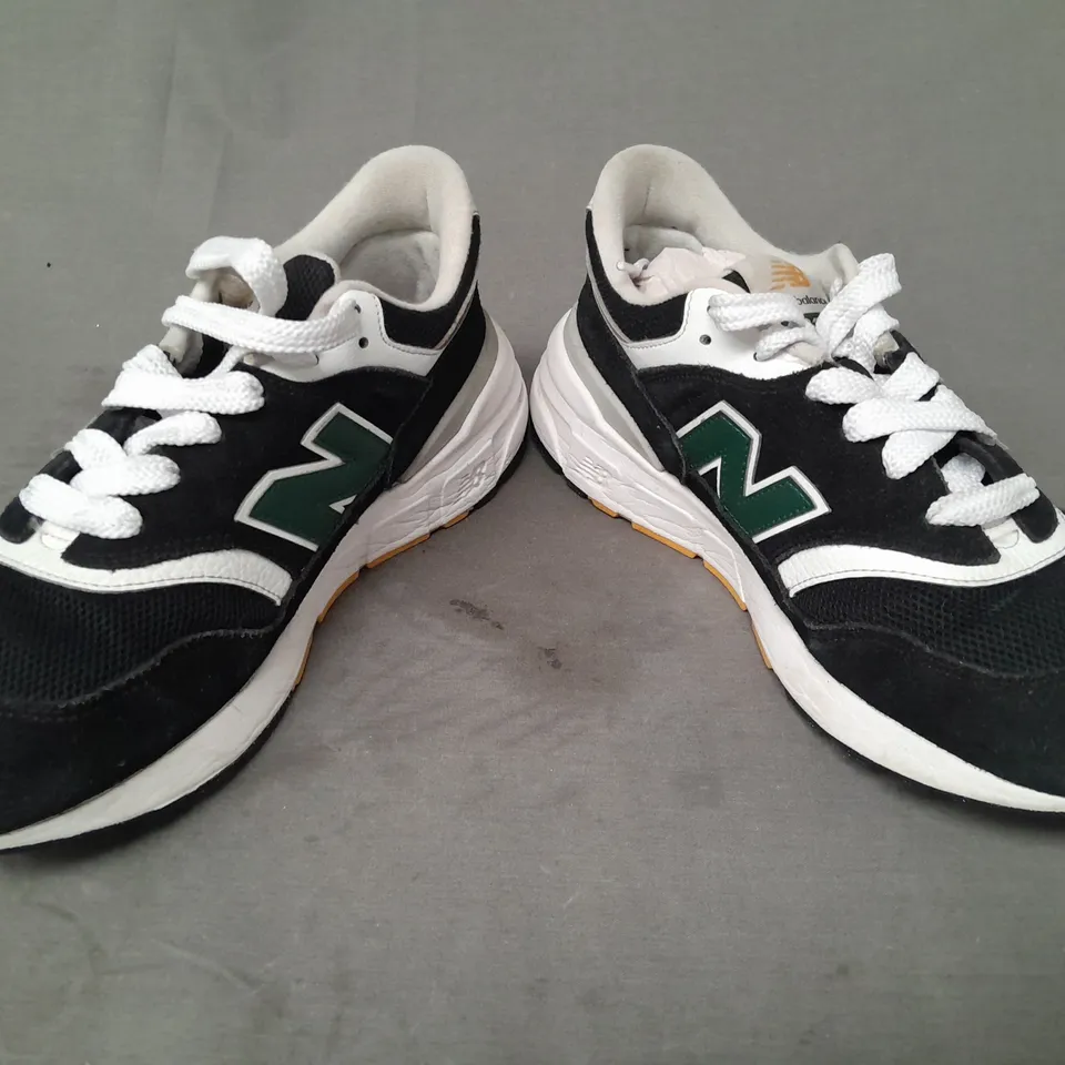 BOXED PAIR OF NEW BALANCE MEN'S 997R TRAINERS IN BLACK SIZE 8