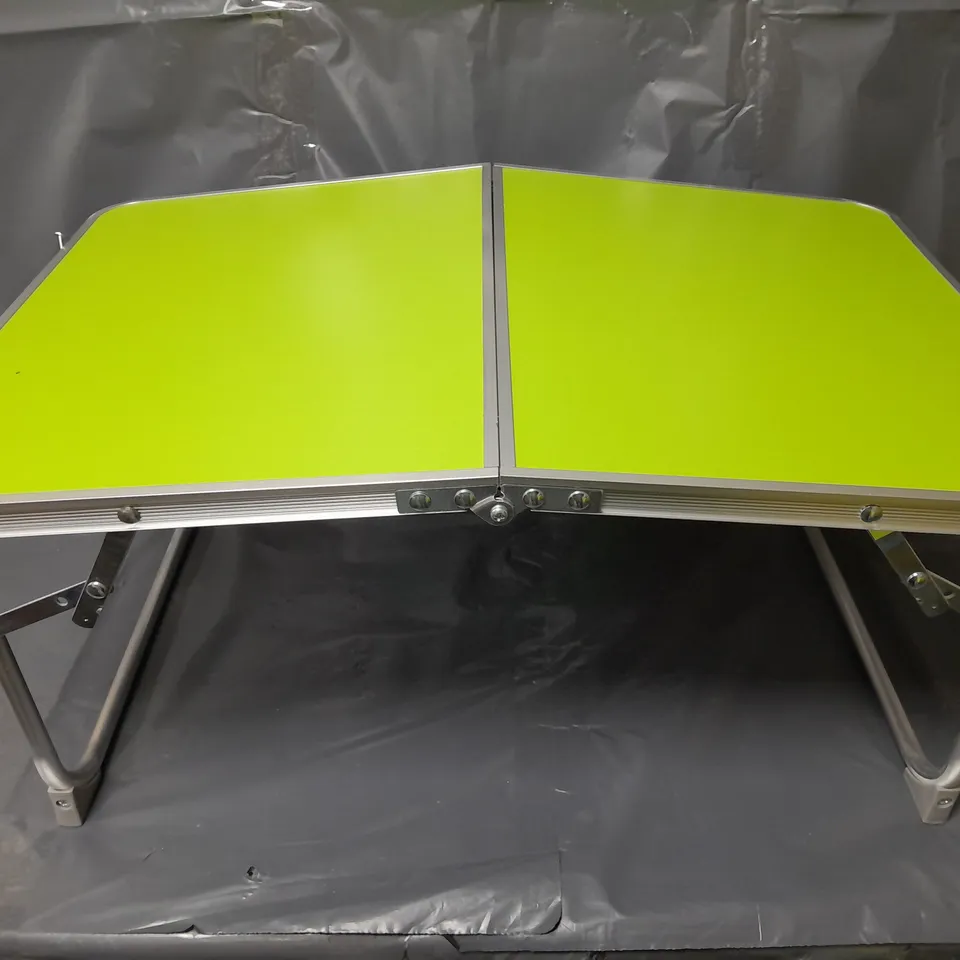 FOLDOUT MINI TABLE IN GREEN