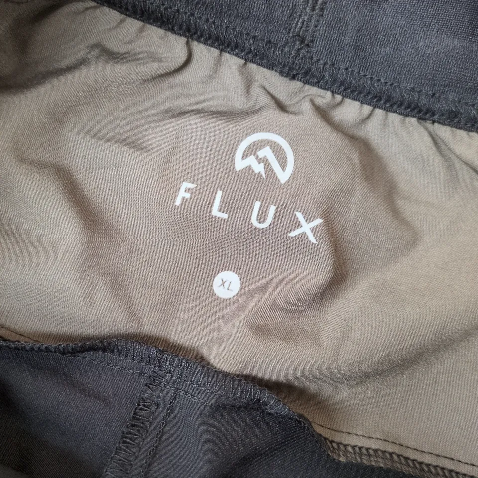 FLUX VERSATILITY SHORTS IN BLACK/GRAPHITE - XL