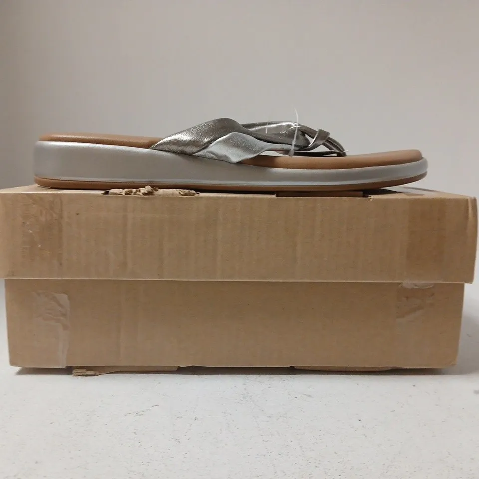 BOXED PAIR OF HEAVENLY SOLES BY JD WILLIAMS T-POST SANDALS IN METALLIC SILVER SIZE UK 9