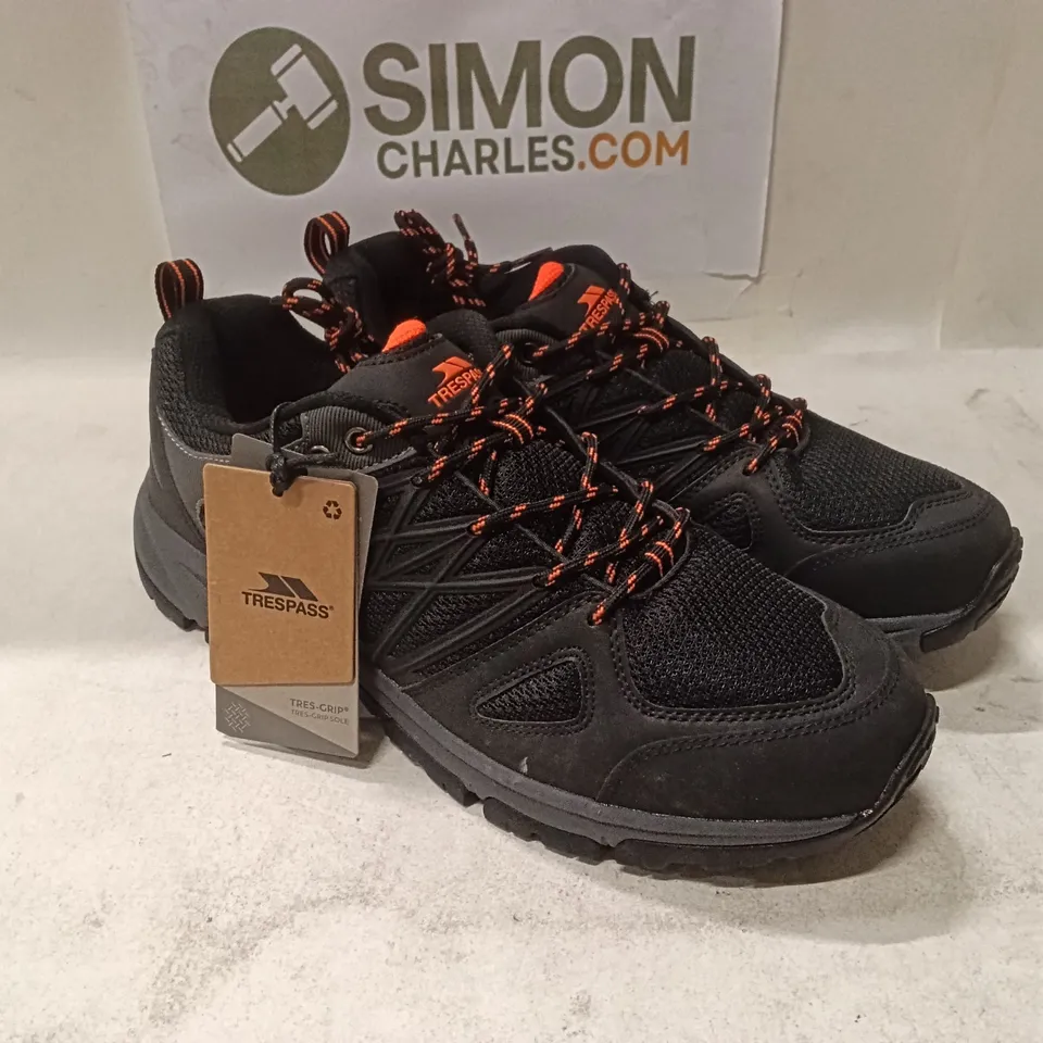TRESPASS FISK 20-MD MALE TRAINER – BLACK, UK 9