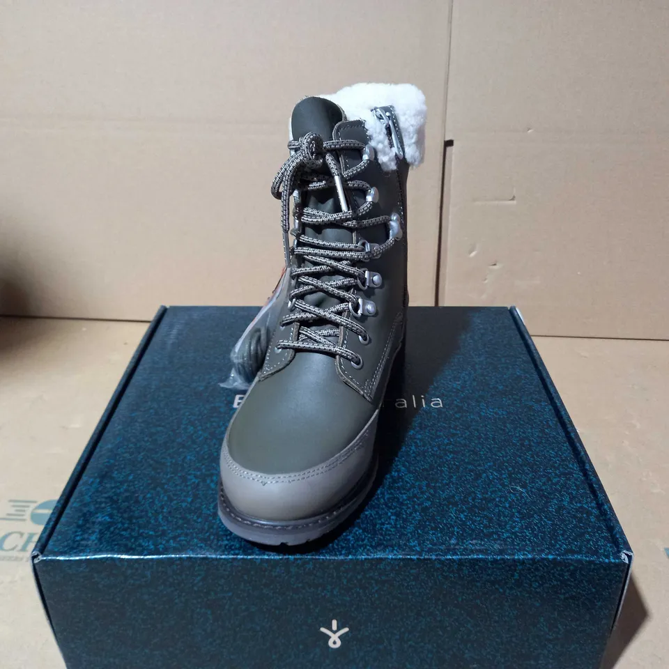 BOXED PAUR OF EMU OKAB FAUX LEATHER BOOTS IN DARK OLIVE UK SIZE 5