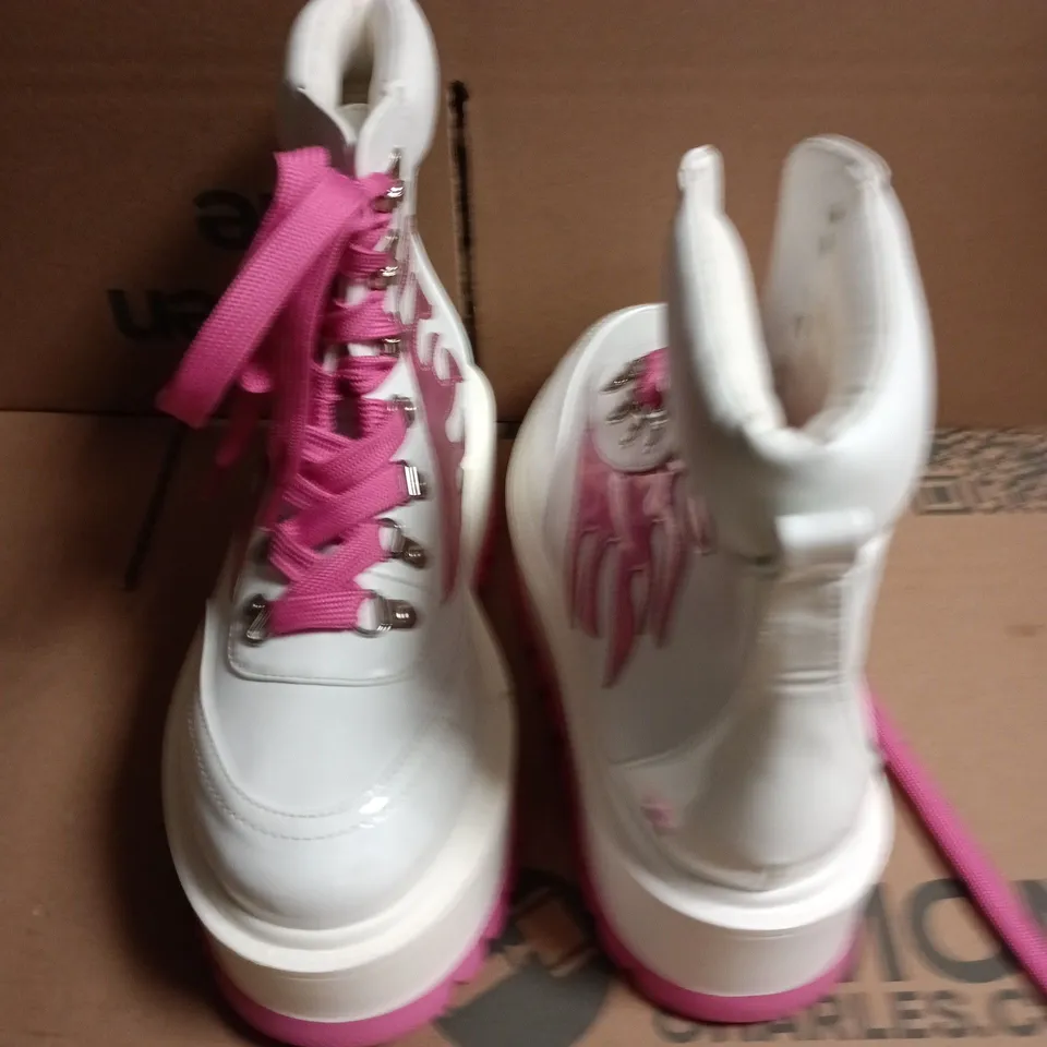 BOXED KIDS' WHITE PLATFORM BOOTS WITH PINK FLAME DESIGN AND PINK LACES - SIZE UNSPECIFIED