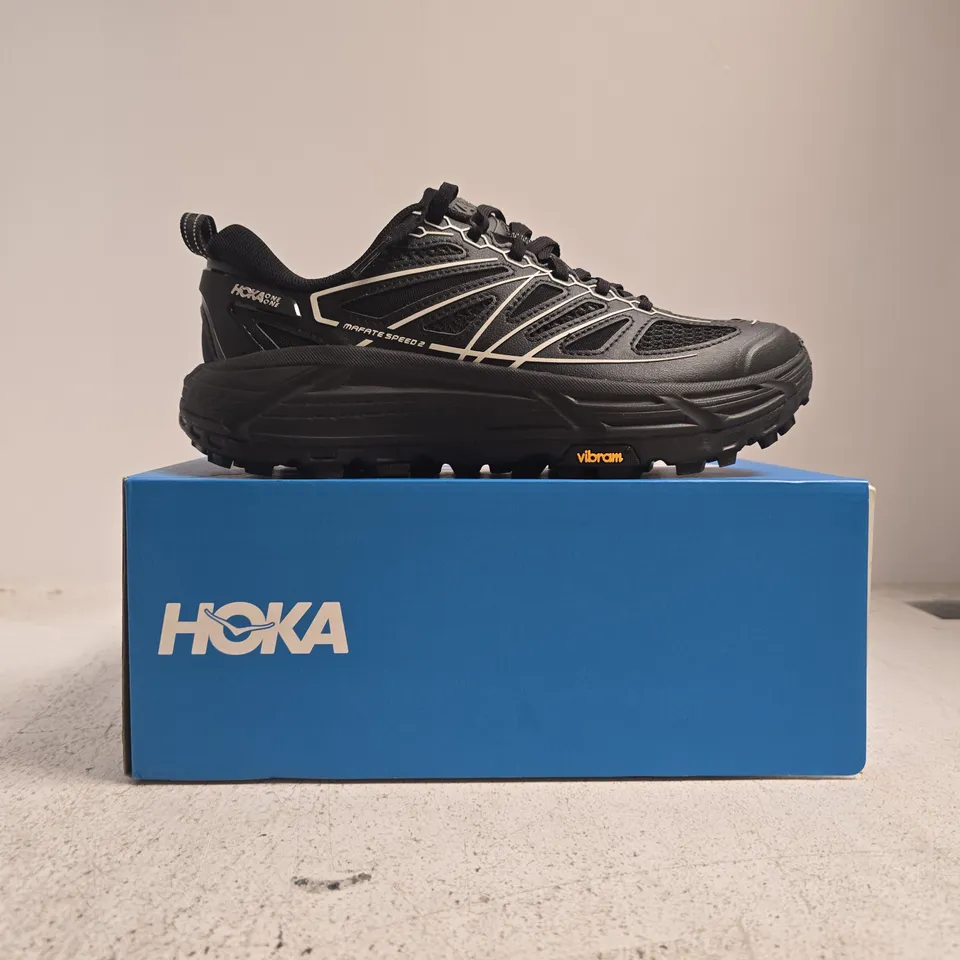 BOXED PAIR OF HOKA U MAFATE SPEED 2 TRAINERS IN BLACK/GREY SIZE UK 7.5