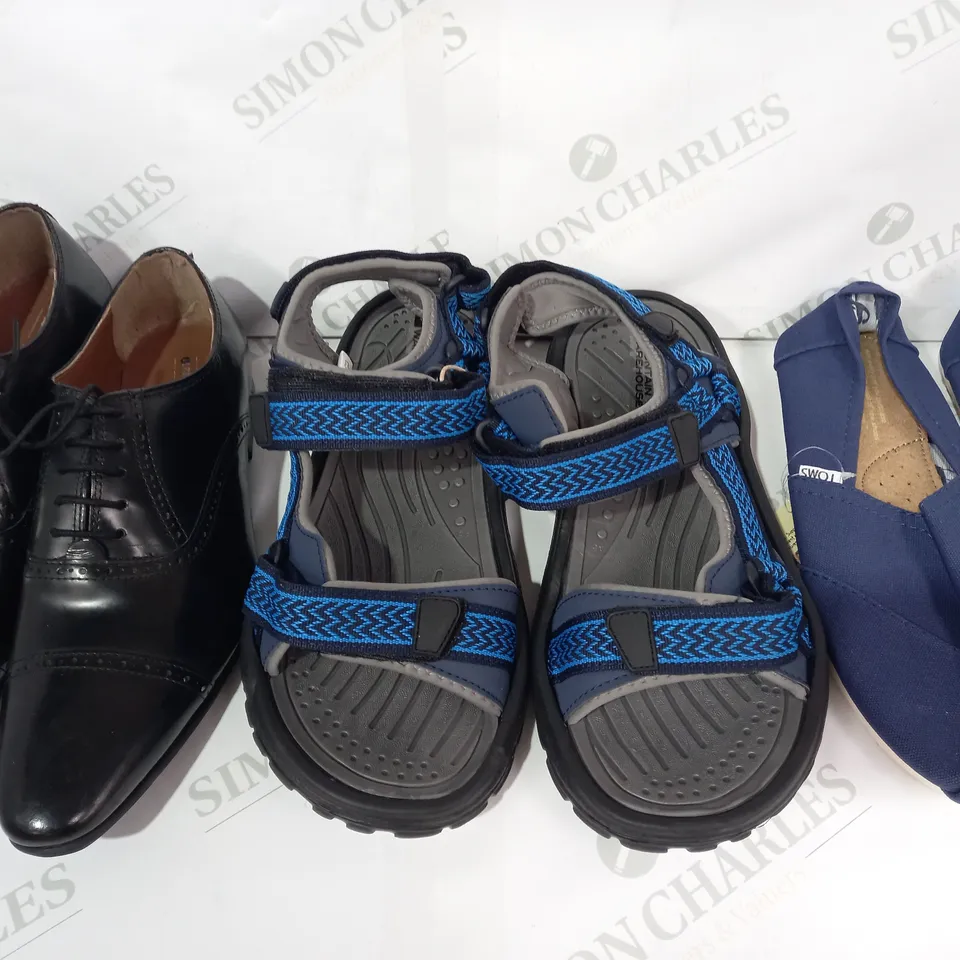 BOX OF APPROXIMATELY 20 ASSORTED PAIRS OF SHOES IN VARIOUS STYLES AND SIZES TO INCLUDE TOMS, MOUNTAIN WAREHOUSE, HELL FOR LEATHER, ETC