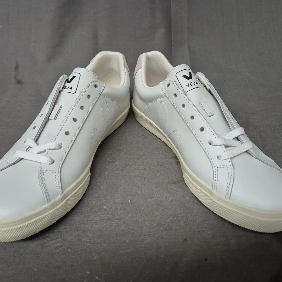 BOXED PAIR OF VEJA ESPLAR SHOES IN WHITE UK SIZE 5