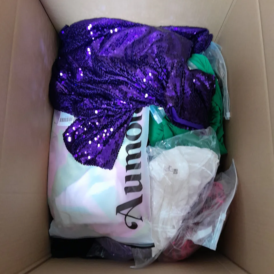 APPROXIMATELY 30 CLOTHING ITEMS TO INCLUDE SHORTS, SKIRTS AND TOPS. ASSORTED SIZES, STYLES AND COLOURS