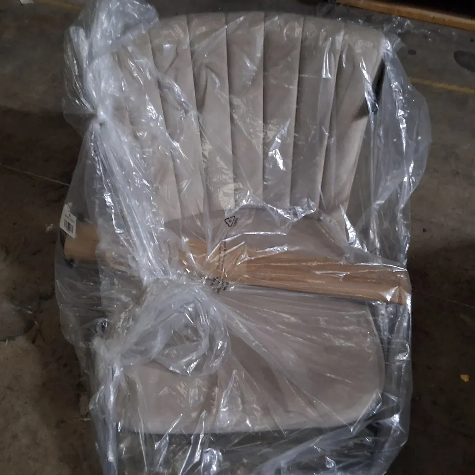 PALLET OF ASSORTED ITEMS TO BE FURNITURE PARTS, CLAM CHAIR, PARASOL BASES AND DAY PLUS VACUUM
