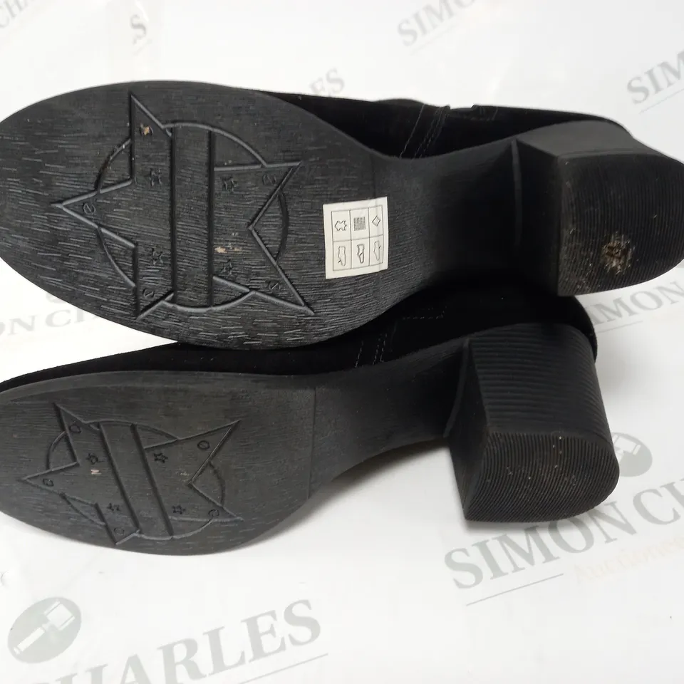 SKECHERS TAXI ZIP BOOTS IN BLACK - 5.5