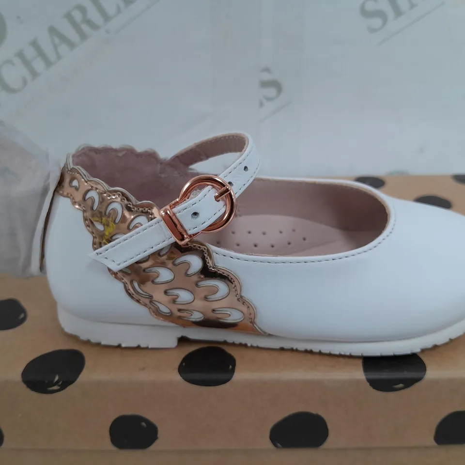 BOXED PAIR OF SOPHIA WEBSTER MINI EVANGELINE BUCKLE SHOES IN WHITE & ROSE GOLD COLOUR - KIDS SIZE 23