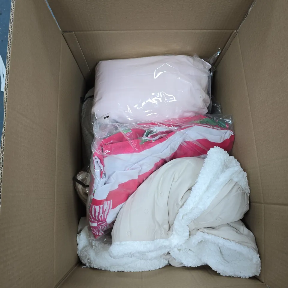 BOX OF APPROXIMATELY 10 ASSORTED HOUSEHOLD GOODS TO INCLUDE:2X TOWELS