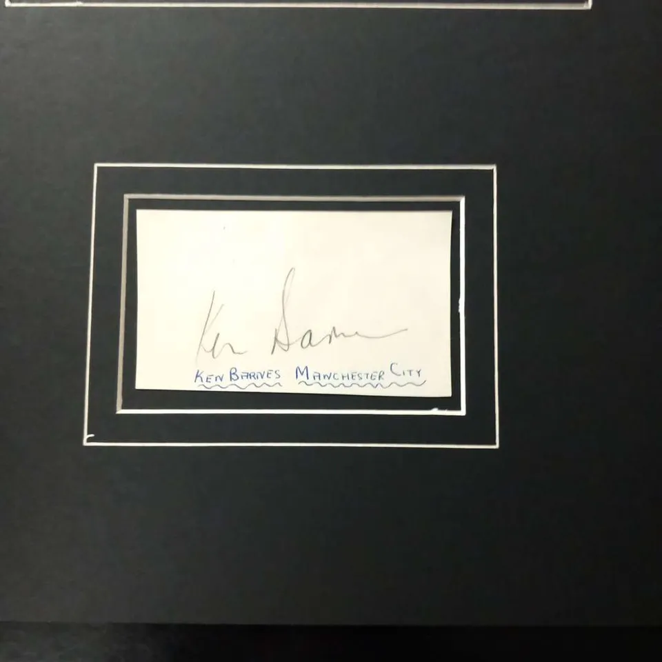 MOUNTED PHOTOGRAPH AND SIGNATURE PRESENTATION OF MANCHESTER CITYS KEN BARNES