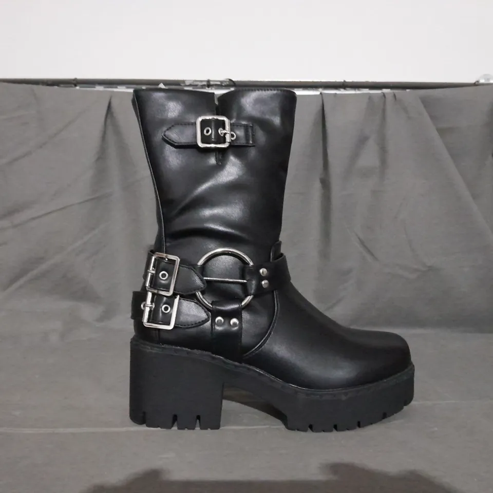 PAIR OF KOI ZIP UP BOOTS IN BLACK SIZE 5 