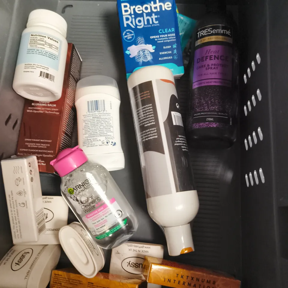 APPROXIMATEY 20 ASSORTED HEALTH AND BEAUTY PRODUCTS TO INCLUDE - MATRIX HYDRATING SHAMPOO - BEDHEAD SMOOTHING CREAM - TED BAKER BODY LOTION - ETC