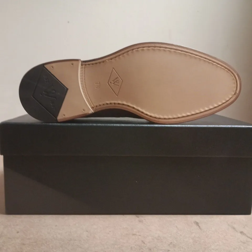 BOXED PAIR OF WILDSMITH MODEL 82 LOAFERS IN DARK TAN SUEDE SIZE 7.5