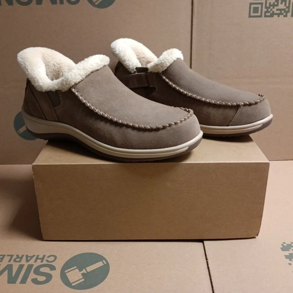 BOXED PAIR OF ORTHOFEET SHOES IN TAUPE SIZE UK 6.5