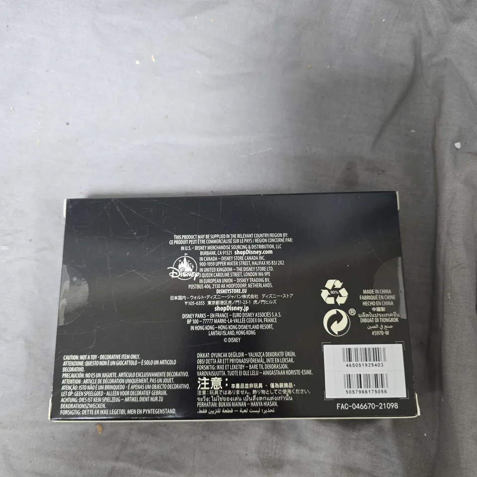 BOX OF APPROXIMATLEY 48 DISNEY HOCUS POCUS ACCESSORY SET – BOXED (VERIFY MODEL)