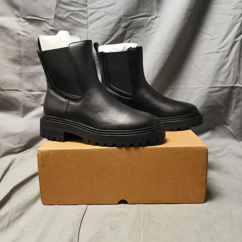 BOXED PAIR OF V BY VERY CHELSEA BOOTS IN BLACK SIZE 6