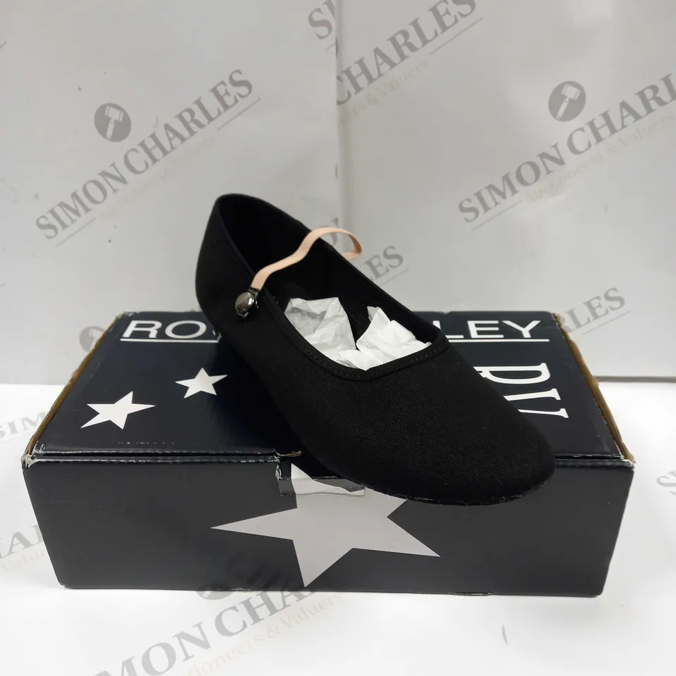 BOXED PAIR OF ROCH VALLEY REGLHB CANVAS REGULATION SHOE UK SIZE 5.5 