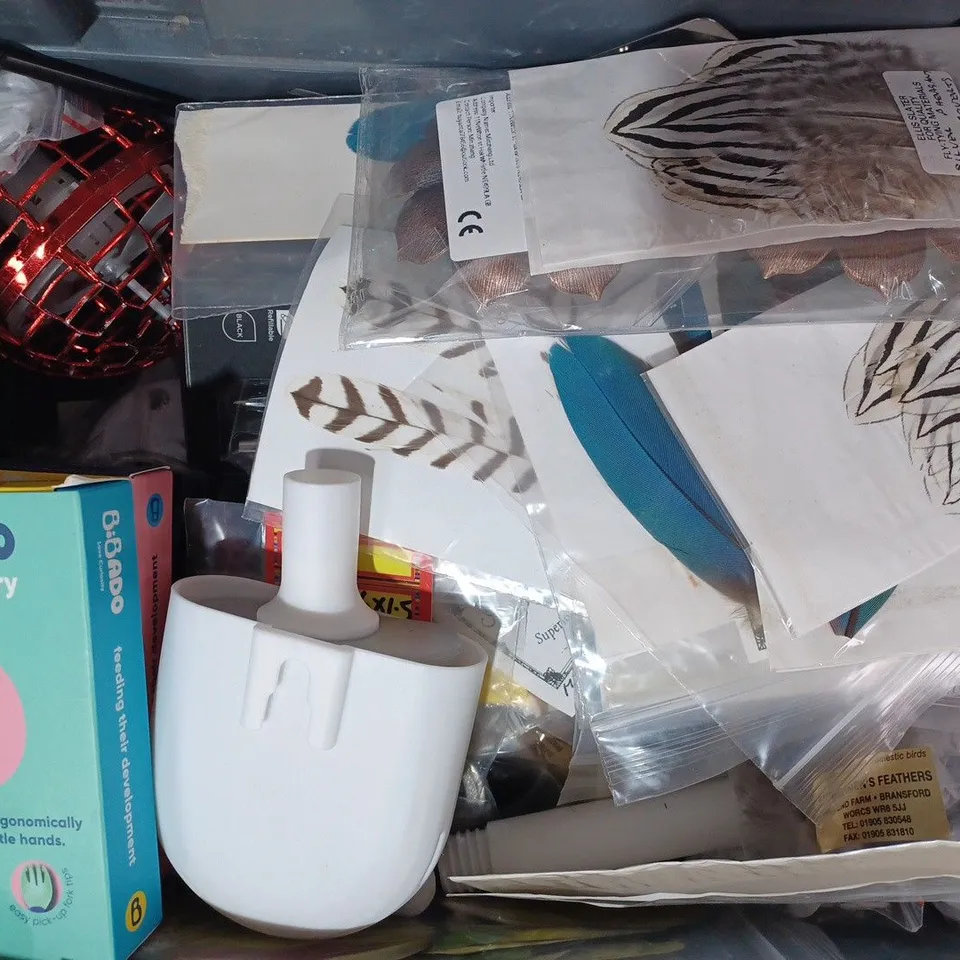 APPROXIMATELY 10 ASSORTED HOUSEHOLD ITEMS TO INCLUDE BIBADO NAVY/MINT BABY CUTLERY, LOTUS INSENCE BURNER, ETC